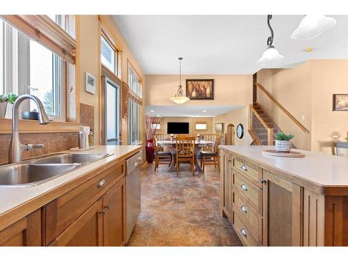 12 Vista Court Se, Medicine Hat, AB - Indoor Photo Showing Kitchen With Double Sink