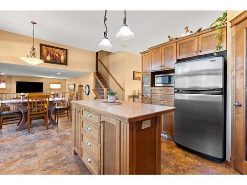 12 Vista Court Se, Medicine Hat, AB - Indoor Photo Showing Kitchen