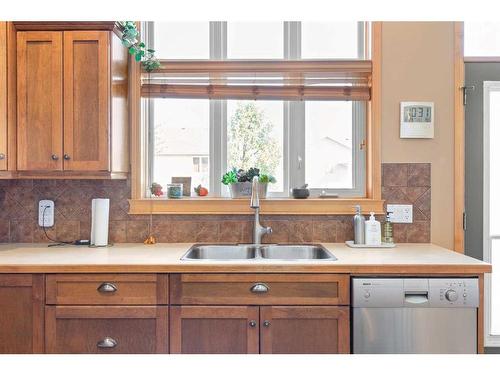 12 Vista Court Se, Medicine Hat, AB - Indoor Photo Showing Kitchen With Double Sink