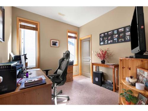 12 Vista Court Se, Medicine Hat, AB - Indoor Photo Showing Office