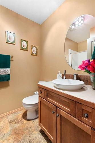 12 Vista Court Se, Medicine Hat, AB - Indoor Photo Showing Bathroom