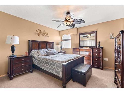 12 Vista Court Se, Medicine Hat, AB - Indoor Photo Showing Bedroom