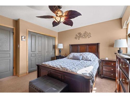 12 Vista Court Se, Medicine Hat, AB - Indoor Photo Showing Bedroom