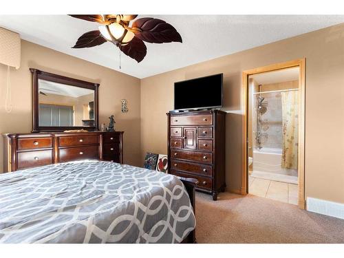 12 Vista Court Se, Medicine Hat, AB - Indoor Photo Showing Bedroom