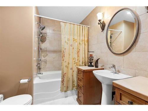 12 Vista Court Se, Medicine Hat, AB - Indoor Photo Showing Bathroom