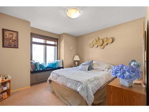 12 Vista Court Se, Medicine Hat, AB - Indoor Photo Showing Bedroom