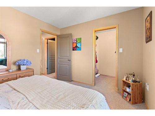 12 Vista Court Se, Medicine Hat, AB - Indoor Photo Showing Bedroom