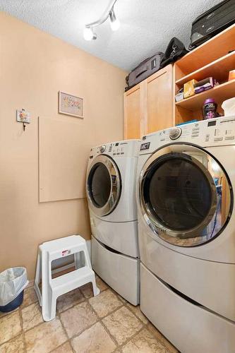 12 Vista Court Se, Medicine Hat, AB - Indoor Photo Showing Laundry Room