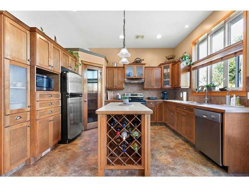 12 Vista Court Se, Medicine Hat, AB - Indoor Photo Showing Kitchen With Double Sink