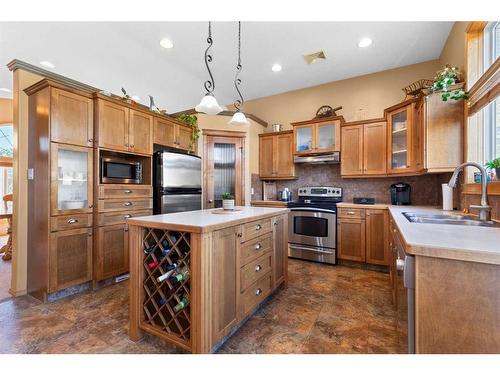 12 Vista Court Se, Medicine Hat, AB - Indoor Photo Showing Kitchen With Double Sink