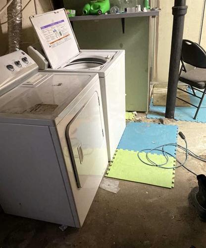 1061 Mill Street Se, Medicine Hat, AB - Indoor Photo Showing Laundry Room