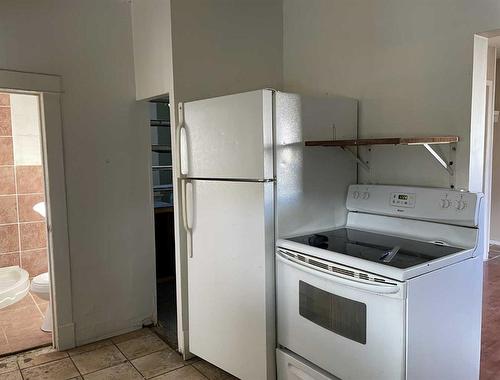 1061 Mill Street Se, Medicine Hat, AB - Indoor Photo Showing Kitchen