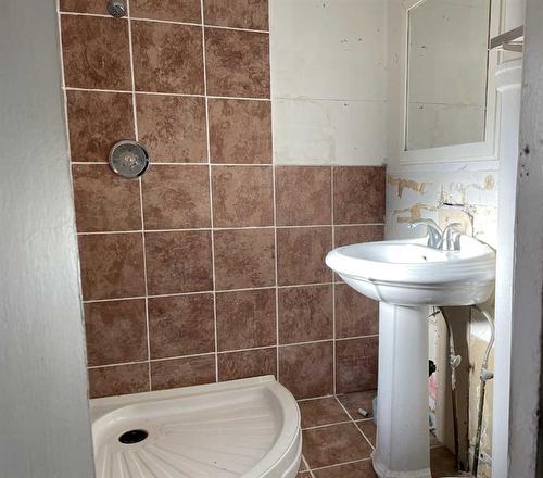 1061 Mill Street Se, Medicine Hat, AB - Indoor Photo Showing Bathroom