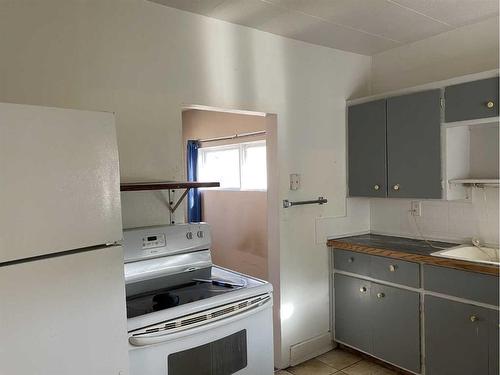 1061 Mill Street Se, Medicine Hat, AB - Indoor Photo Showing Kitchen