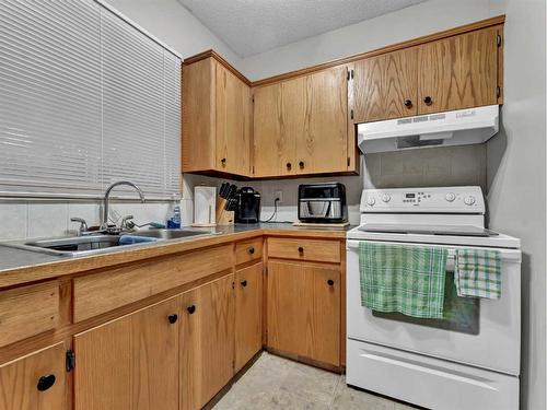 2915 Dunmore Road Se, Medicine Hat, AB - Indoor Photo Showing Kitchen With Double Sink