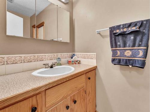 2915 Dunmore Road Se, Medicine Hat, AB - Indoor Photo Showing Bathroom