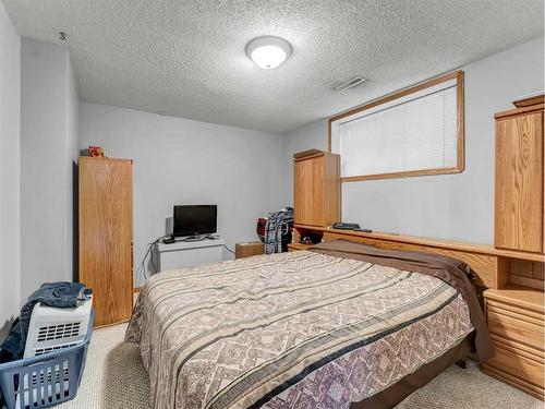 2915 Dunmore Road Se, Medicine Hat, AB - Indoor Photo Showing Bedroom