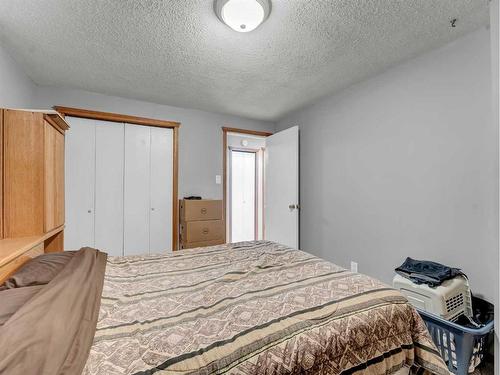 2915 Dunmore Road Se, Medicine Hat, AB - Indoor Photo Showing Bedroom