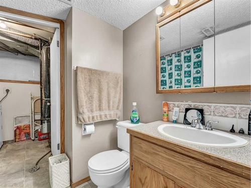 2915 Dunmore Road Se, Medicine Hat, AB - Indoor Photo Showing Bathroom