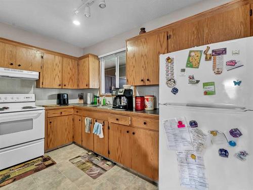 2915 Dunmore Road Se, Medicine Hat, AB - Indoor Photo Showing Kitchen