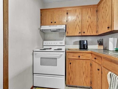 2915 Dunmore Road Se, Medicine Hat, AB - Indoor Photo Showing Kitchen