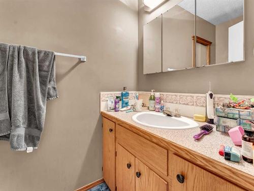 2915 Dunmore Road Se, Medicine Hat, AB - Indoor Photo Showing Bathroom