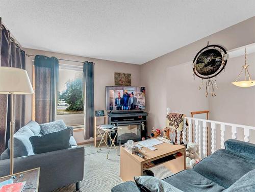 2915 Dunmore Road Se, Medicine Hat, AB - Indoor Photo Showing Other Room