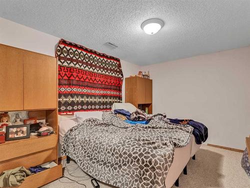 2915 Dunmore Road Se, Medicine Hat, AB - Indoor Photo Showing Bedroom