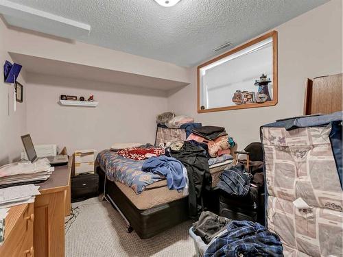 2915 Dunmore Road Se, Medicine Hat, AB - Indoor Photo Showing Bedroom