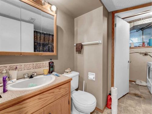 2915 Dunmore Road Se, Medicine Hat, AB - Indoor Photo Showing Bathroom