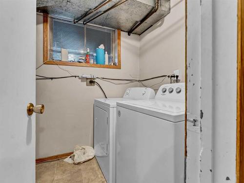 2915 Dunmore Road Se, Medicine Hat, AB - Indoor Photo Showing Laundry Room