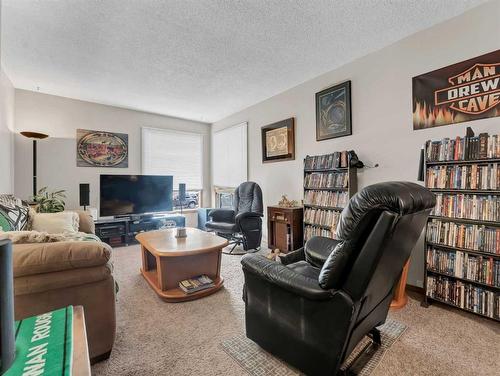 2915 Dunmore Road Se, Medicine Hat, AB - Indoor Photo Showing Living Room