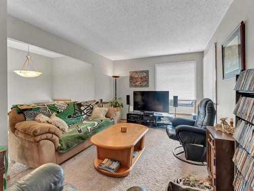 2915 Dunmore Road Se, Medicine Hat, AB - Indoor Photo Showing Living Room