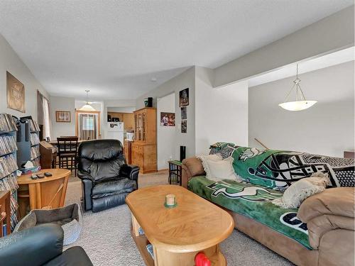 2915 Dunmore Road Se, Medicine Hat, AB - Indoor Photo Showing Living Room