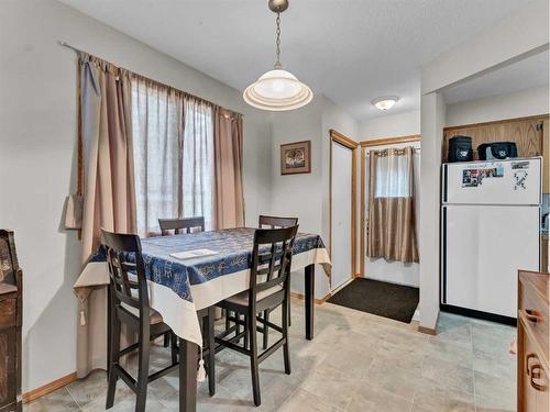 2915 Dunmore Road Se, Medicine Hat, AB - Indoor Photo Showing Dining Room