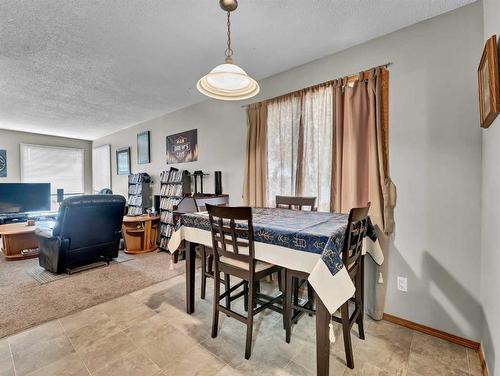 2915 Dunmore Road Se, Medicine Hat, AB - Indoor Photo Showing Dining Room