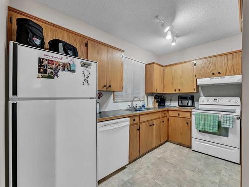 2915 Dunmore Road Se, Medicine Hat, AB - Indoor Photo Showing Kitchen