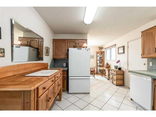 242 Carry Drive Se, Medicine Hat, AB - Indoor Photo Showing Kitchen