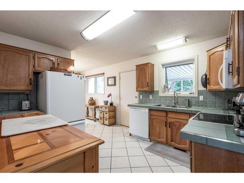 242 Carry Drive Se, Medicine Hat, AB - Indoor Photo Showing Kitchen With Double Sink