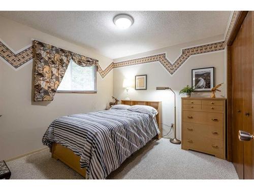 242 Carry Drive Se, Medicine Hat, AB - Indoor Photo Showing Bedroom