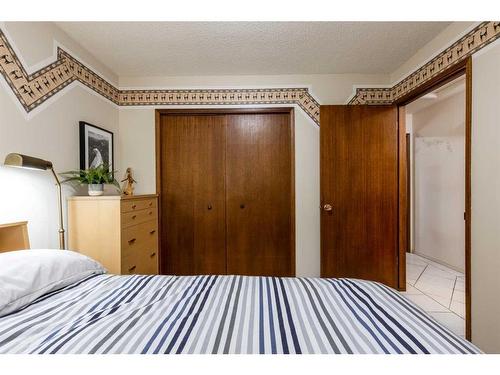 242 Carry Drive Se, Medicine Hat, AB - Indoor Photo Showing Bedroom