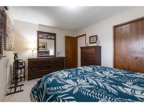 242 Carry Drive Se, Medicine Hat, AB - Indoor Photo Showing Bedroom