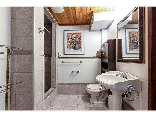 242 Carry Drive Se, Medicine Hat, AB - Indoor Photo Showing Bathroom