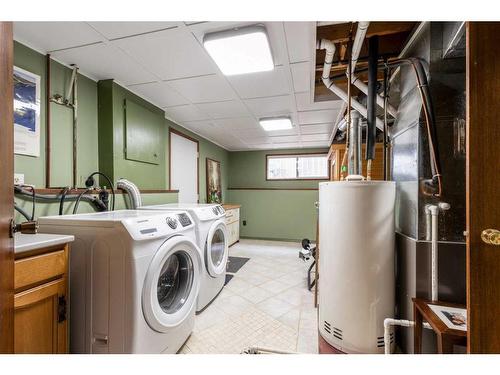 242 Carry Drive Se, Medicine Hat, AB - Indoor Photo Showing Laundry Room