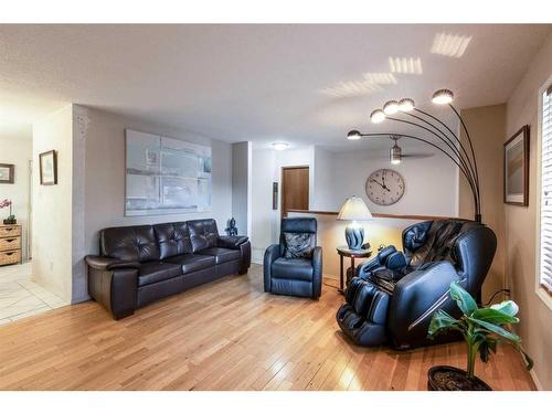 242 Carry Drive Se, Medicine Hat, AB - Indoor Photo Showing Living Room