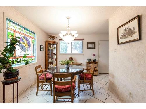 242 Carry Drive Se, Medicine Hat, AB - Indoor Photo Showing Dining Room