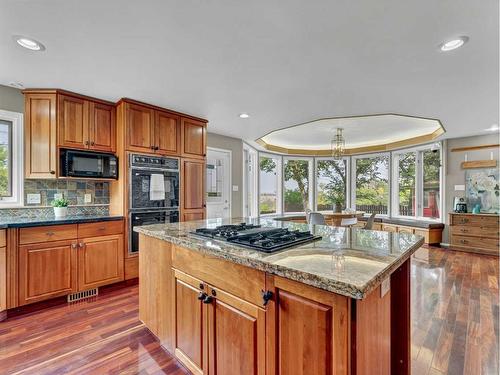 54 3 Street Sw, Medicine Hat, AB - Indoor Photo Showing Kitchen With Upgraded Kitchen