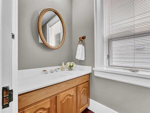 54 3 Street Sw, Medicine Hat, AB - Indoor Photo Showing Bathroom