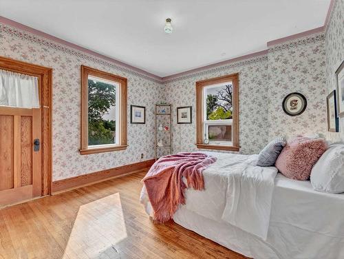 54 3 Street Sw, Medicine Hat, AB - Indoor Photo Showing Bedroom