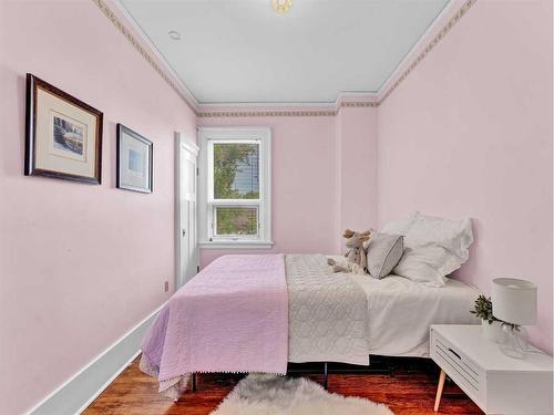 54 3 Street Sw, Medicine Hat, AB - Indoor Photo Showing Bedroom